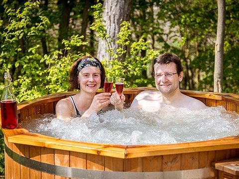 Privater Whirlpool auf der Terrasse des Wildberghof in Ulsenheim im Steigerwald