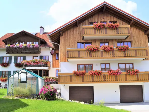 Ferienhof Fischer © fischer-fastenoy.de Ansicht auf Hof mit viel Blumen an den Balkonen.