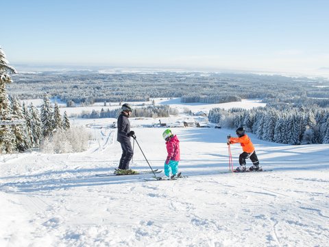 Skifahren mit dem hofeigenen Skilift auf dem Bauernhof in Bayern